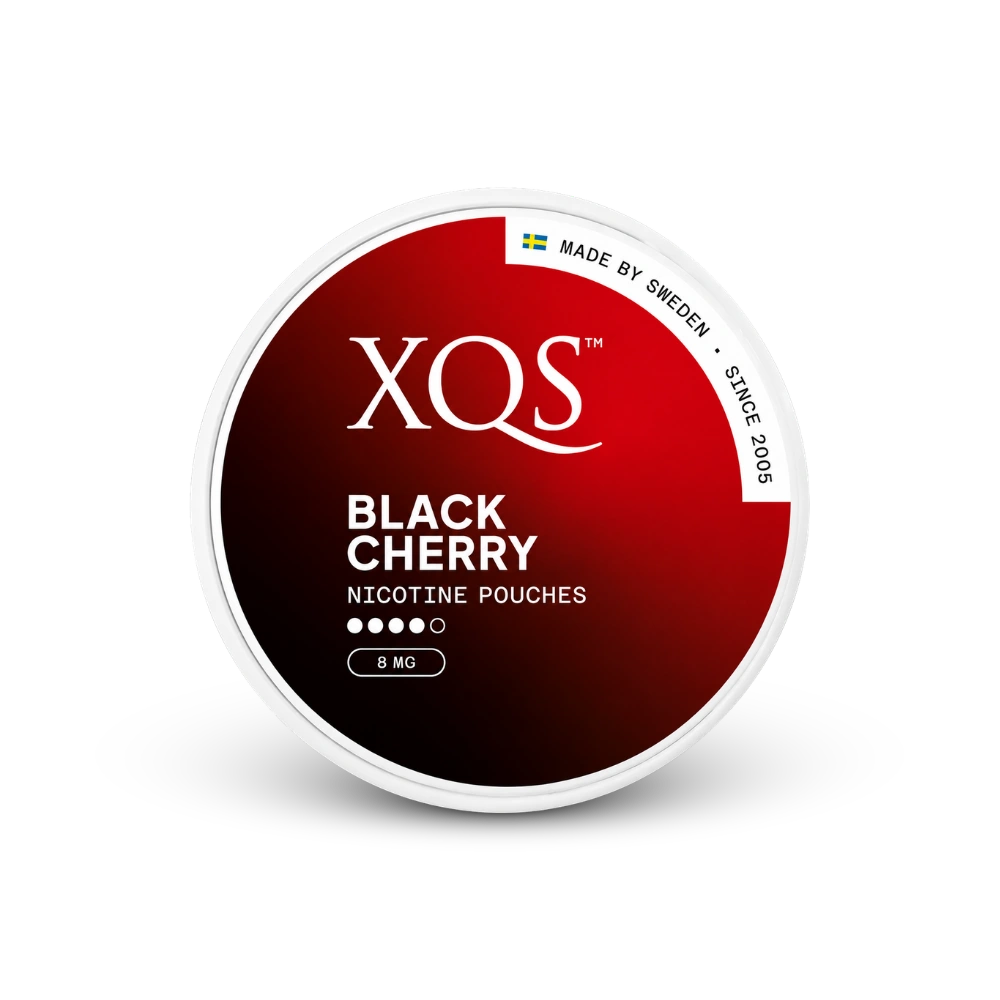 XQS Black Cherry Slim Strong – nikoīna maisiņu kārbā